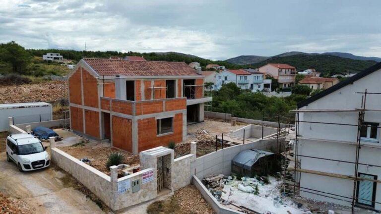 Dommar - Obiteljska kuća u mirnom prigradskom naselje (Bilice - Šibenik)