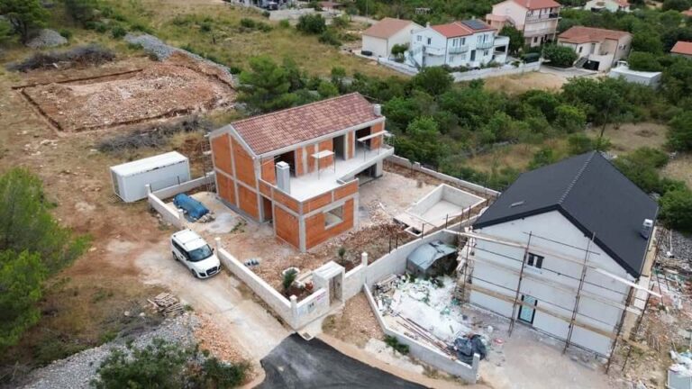 Dommar - Obiteljska kuća u mirnom prigradskom naselje (Bilice - Šibenik)