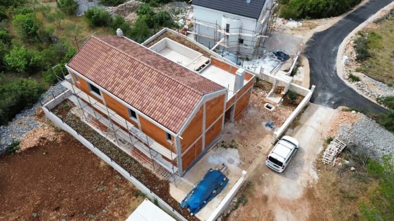 Dommar - Obiteljska kuća u mirnom prigradskom naselje (Bilice - Šibenik)