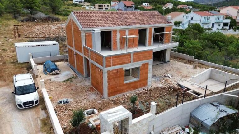 Dommar - Obiteljska kuća u mirnom prigradskom naselje (Bilice - Šibenik)